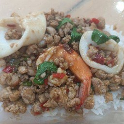 ข้าวกะเพราสามสหาย