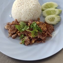 หมูกระเทียม ราดข้าว