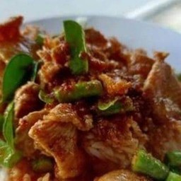 ไก่ผัดพริกแกง