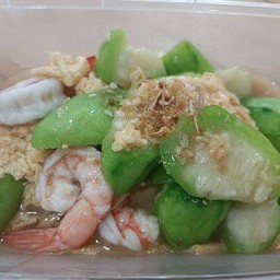 บวบผัดไข่กุ้งสด กับข้าว