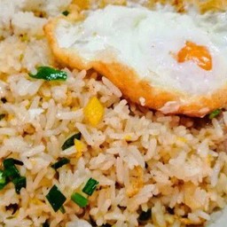 ข้าวผัดไก่ ไข่ดาว