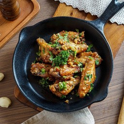 Chicken Wings Fried with Lemon and Garlic