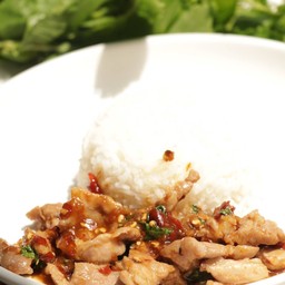 ข้าวกะเพราหมูชิ้น