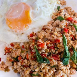 กระเพราไก่พิเศษ + ไข่ดาว + นมสดเย็น