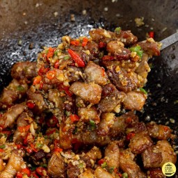 หมูชิ้นคั่วพริกเกลือ