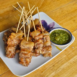 หมู 16 ไม้ ข้าวเหนียว 3 ห่อ พร้อมน้ำจิ้มซีฟู๊ด(ขายดี)