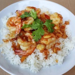 ข้าวราดกุ้งทอดกระเทียม