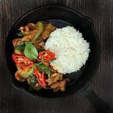 ไก่ผัดเครื่องแกงราดข้าว