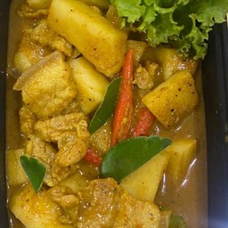 แกงคั่วหมูสามชั้นใส่ยอดมะพร้าวอ่อน