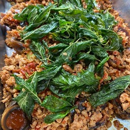 กะเพราไข่เยี่ยวม้าหมูสับ