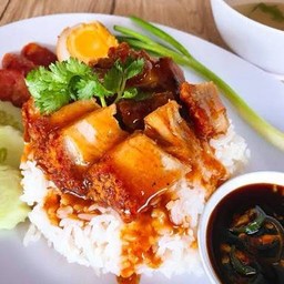ข้าวหมูแดงหมูกรอบ(น้ำราดสูตรน้ำพริกเผา)