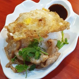 ข้าวหน้าหมูทอด น้ำจิ้มแจ่ว