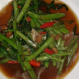 ผัดผักบุ้งหมูสับราดข้าว