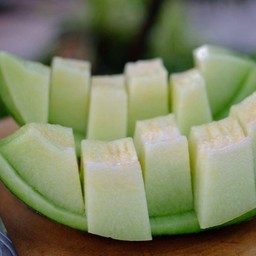 เมล่อนญี่ปุ่นเนื้อสีเขียว ปอกพร้อมทาน