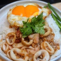 ข้าวราดปลาหมึกทอดกระเทียม