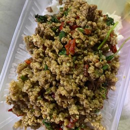 ผัดกะเพราหมูสับราดข้าว