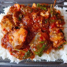 กะเพราปลากระป๋อง  (ใส่ปลาป๋อง 1ป๋องเต็ม)