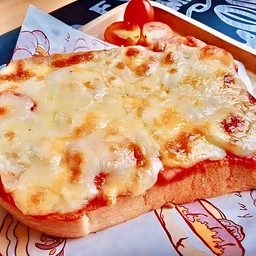 ปังกะโหลกปิ้งพิซซ่าหน้าชีส ขนมปัง 2 แผ่นซ้อนกันแผ่นล่างทะลักชอสพิซซ่าฉ่ำๆ