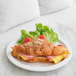 ครัวซองท์แฮมชีส (Croissant Ham Cheese)