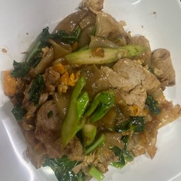 เส้นใหญ่ผัดซีอิ้วหมู