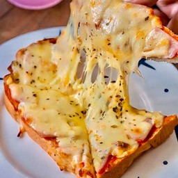 ปังกะโหลกปิ้งพิซซ่าหน้าชีส ขนมปัง 2 แผ่นซ้อนกันแผ่นล่างทะลักชอสพิซซ่าฉ่ำ