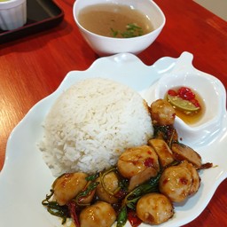 ข้าวกะเพราลูกชิ้นหมู