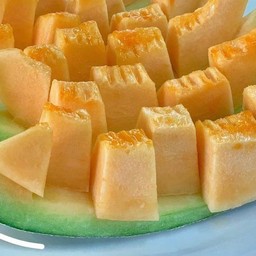เมล่อนญี่ปุ่นเนื้อสีส้ม ปอกพร้อมทาน