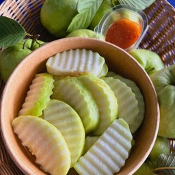 ฝรั่งกิมจูดำเนินสะดวก พร้อมทานแถมเครื่องจิ้ม