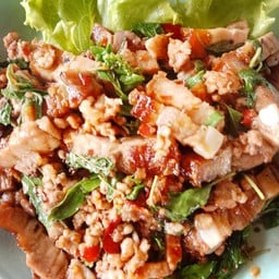 กระเพราหมูกรอบกับข้าว