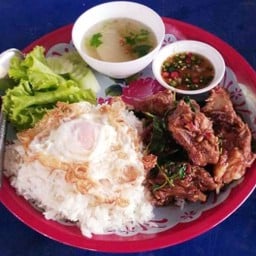 กระเพราซี่โครงหมูตุ๋น