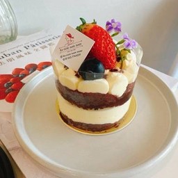 เรดเวลเวทเค้ก(ผลไม้มีการเปลี่ยนแปลงตามวัตถุดิบที่ทางร้านได้มาค่ะ)