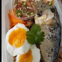 ข้าวปลาทูแกะ+น้ำปลาพริก+ไข่ต้มครึ่งใบ
