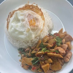 กระเพราไก่ใส่หน่อไม้