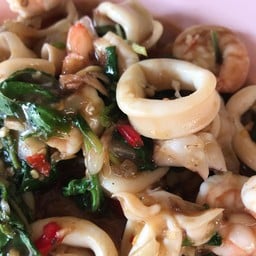 ผัดกระเพราราดข้าว