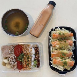 เย็นตาโฟต้มยำแห้ง+เกี๊ยวปูอัด+น้ำสมุนไพร