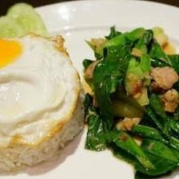 คะน้าปลาเค็ม ราดข้าว ไข่ดาว