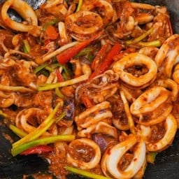ปลาหมึกผัดพริกเผา