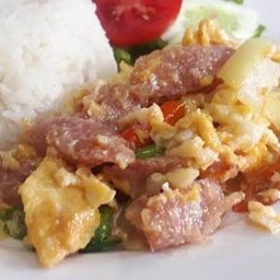 แหนมผัดไข่ราดข้าว