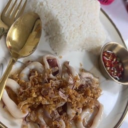 ปลาหมึกทอดกระเทียมราดข้าว