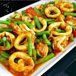 ผัดพริกแกงปลาหมึก