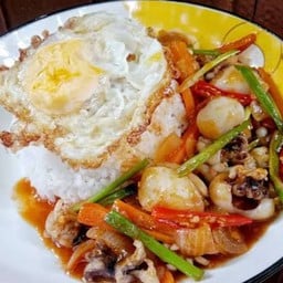 ข้าวปลาหมึกผัดพริกเผา