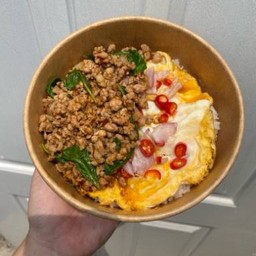 ข้าวไข่คั่วน้ำปลากระเพราหมูสับ
