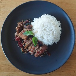 กระเพราเนื้อตุ๋น(พริกแห้ง)ราดข้าว