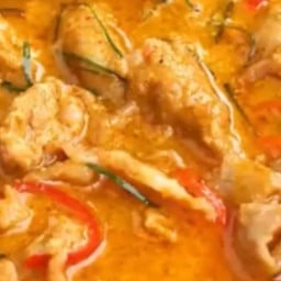 พะแนงไก่ราดข้าว