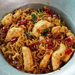 ผัดมาม่ากระเพราไก่