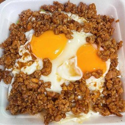 ข้าวราดไข่แฝดเยิ้มหมูสับผัดน้ำมันหอย