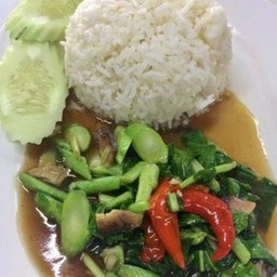 คะน้าปลาเค็มราดข้าว