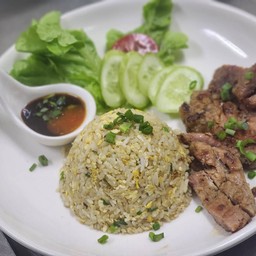 ข้าวผัดไข่หมูย่างน้ำผึ้งจิ่มแข่ว