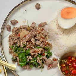 กะเพราหมูสับราดข้าว