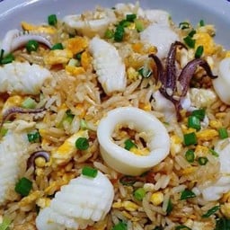 ข้าวผัดปลาหมึก
